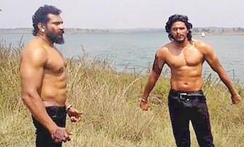 கன்னட திரைப்பட படப்பிடிப்பில் விபரீதம்﻿: ஹெலிகாப்டரில் இருந்து ஏரியில் குதித்த சண்டை நடிகர்கள் 2 பேர் நீரில் மூழ்கி பலி﻿