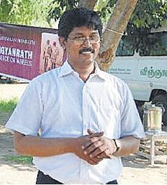 இலவச செயல்முறை வகுப்பு நடத்தி﻿ அரசுப் பள்ளி மாணவ, மாணவிகளிடம் அறிவியல் ஆர்வத்தை தூண்டும் பணி﻿