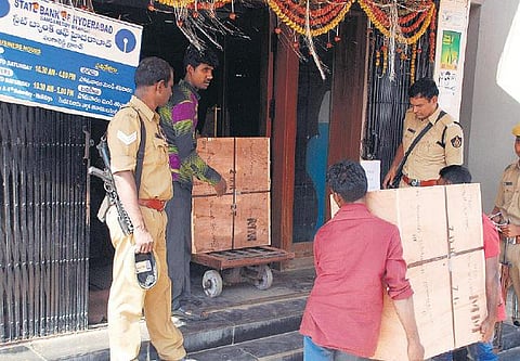 புதிய ரூபாய் நோட்டுகளை மாற்றிக்கொள்ள வசதியாக﻿﻿ சனி, ஞாயிற்றுக்கிழமையும் வங்கிகள் செயல்படும்﻿
