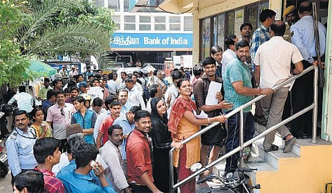 பல மணி நேரம் காத்திருந்தனர்: வங்கிகளில் குவிந்த மக்கள் கூட்டம்