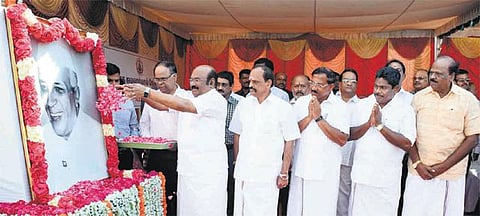 ஜவஹர்லால் நேரு படத்துக்கு அமைச்சர்கள் மரியாதை﻿﻿