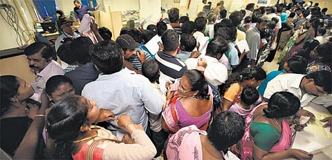 ரூபாய் நோட்டு மாற்றும் பணியில் ஓய்வுபெற்ற ஊழியர்களையும் வங்கிகள் ஈடுபடுத்தலாம்: மத்திய நிதித்துறை கூடுதல் செயலாளர் தகவல்