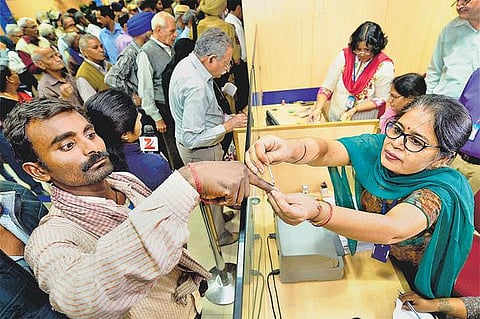 நோட்டு உத்தி: இடைத்தேர்தல் தொகுதிகளில் வலது கை ஆள்காட்டி விரலில் அழியாத மை