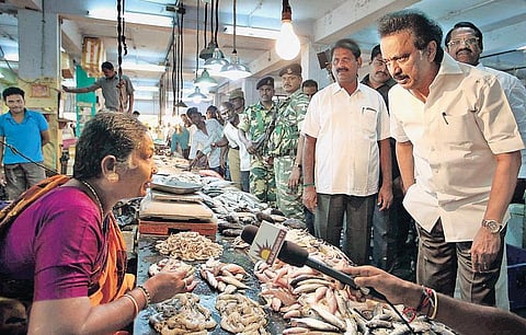 வங்கிகளில் ரூபாய் நோட்டுகளை மாற்றுவதற்காக காத்திருக்கும் மக்களை நேரில் சந்தித்து குறைகளைக் கேட்ட மு.க.ஸ்டாலின்﻿