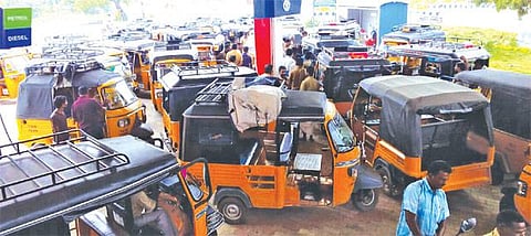கறுப்பு பணத்தை வெள்ளையாக்க முயற்சி: நெல்லை பெட்ரோல் நிலையத்தில் ஆட்டோக்களுக்கு இலவசமாக டீசல்﻿ - ரூ.50 ஆயிரம் பறிமுதல்: மர்மநபர் குறித்து விசாரணை﻿﻿