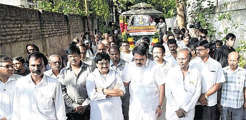 பாலமுரளி கிருஷ்ணா உடல் தகனம்﻿: இறுதி ஊர்வலத்தில் ஏராளமானோர் பங்கேற்பு﻿