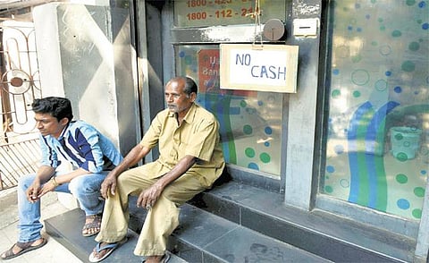தொடரும் பண தட்டுப்பாடு: ஏடிஎம்கள் இயங்காததால் பொதுமக்கள் அவதி