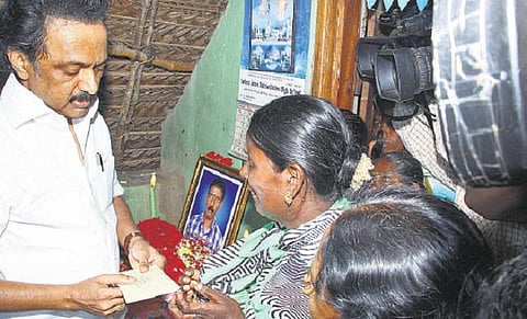 டெல்டா மாவட்டங்களில் சம்பா சாகுபடி பாதிக்கப்பட்டதால் உயிரிழந்த விவசாயிகள் குடும்பத்துக்கு ஸ்டாலின் நிதியுதவி﻿: உயிரிழப்புகளை தடுக்க அரசுக்கு வலியுறுத்தல்