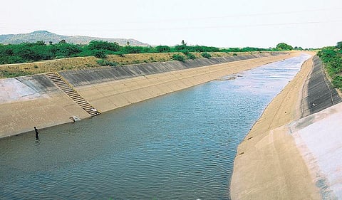 ஆந்திர விவசாயிகள் திறந்துவிட்ட மதகுகள் மூடல்﻿: தடங்கலின்றி வருகிறது கிருஷ்ணா நீர்﻿