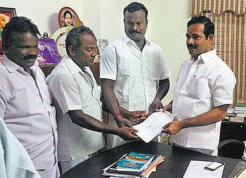 ஜல்லிக்கட்டுக்கு அவசர சட்டம் இயற்ற﻿﻿ நாடாளுமன்றத்தில் குரல் கொடுக்குமாறு அதிமுக எம்.பி.க்களிடம் மனு﻿: திருச்சியில் வீர விளையாட்டு கூட்டமைப்பினர் அளித்தனர்