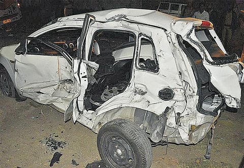 மேட்டுப்பாளையம் அருகே விபத்து﻿: பள்ளி சுற்றுலா பேருந்து - கார் மோதி﻿ 3 இளைஞர்கள் பரிதாப பலி﻿