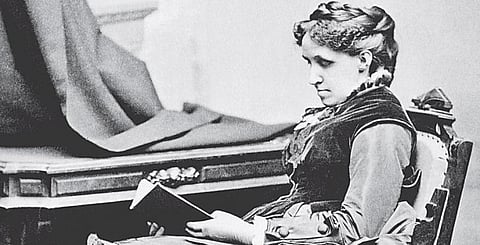 பெண் எழுத்து: பறக்கும் காகிதங்களுக்கிடையே ஓடும் பெண்