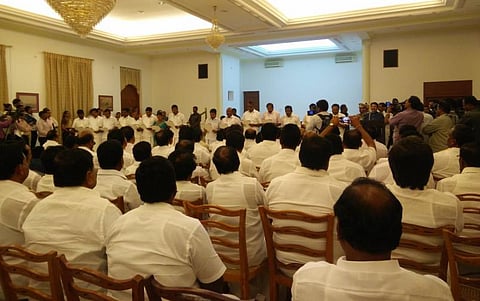 தமிழகத்தின் புதிய முதல்வராக ஓ.பன்னீர்செல்வம் பதவியேற்பு