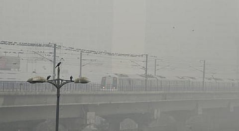 டெல்லியில் பனிமூட்டம்:  94 ரயில்கள் தாமதம்; 2 ரயில்கள் ரத்து