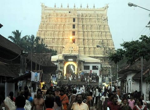 பத்மநாப சுவாமி கோயிலுக்கு பெண்கள் சுடிதார் அணிந்து வரக்கூடாது: கேரள உயர் நீதிமன்றம் உத்தரவு