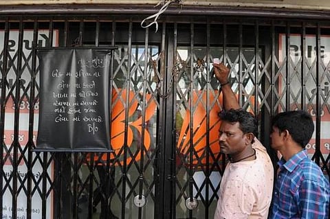 வங்கிகளிலிருந்து வாரம் ரூ.24,000 பணம் எடுக்கும் வாக்குறுதியை காப்பாற்றுக: மத்திய அரசுக்கு உச்ச நீதிமன்றம் அறிவுறுத்தல்