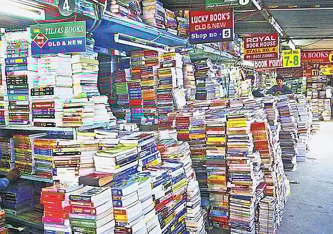 ஆன்லைன் விற்பனையால் வாழ்வாதாரம் இழக்கும் புத்தக கடைக்காரர்கள்