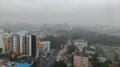 இருளில் மூழ்கிய சென்னை நகரம்: மின் இணைப்பு துண்டிப்பு