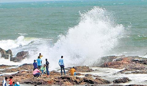 நெல்லூர், ஸ்ரீகாளஹஸ்தி உட்பட பல இடங்களில் பலத்த சூறாவளி: ஆந்திராவிலும் இயல்பு வாழ்க்கை பாதிப்பு﻿