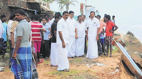 புயலால் பாதித்த காஞ்சி, திருவள்ளூர் மாவட்டங்களில்﻿ அமைச்சர்கள் குழு நேரில் ஆய்வு﻿: நிவாரண நடவடிக்கைக்கு உத்தரவு﻿