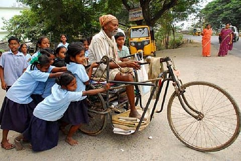 பேசும் படம்: நெஞ்சம் நெகிழவைத்த பிஞ்சு விரல்கள்!