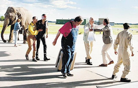 சர்வதேச சினிமா: தப்பித்துச் செல்லும் வரலாற்றுக் கிழவர்!