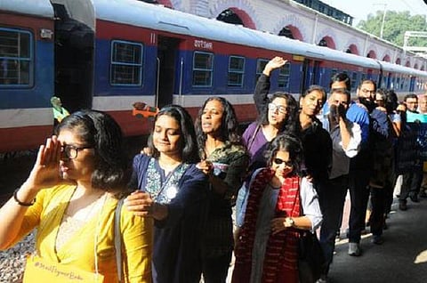 பேசும் படம்: பெங்களூருவில் சிக்கு புக்கு ரயில் போராட்டம்!