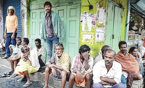 வேலையிழக்கும் கட்டுமானத் தொழிலாளர்கள்﻿