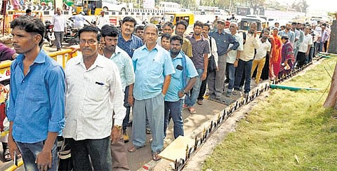 ரிசர்வ் வங்கியில் பழைய ரூபாய் நோட்டுகளை மாற்ற ஏழை மக்களை பயன்படுத்தும் புரோக்கர்கள்: கடும் நடவடிக்கை எடுக்கப்படும் என அதிகாரிகள் எச்சரிக்கை﻿﻿