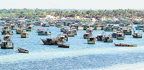 காசிமேட்டில் இருந்து கடலுக்குள் மீன் பிடிக்க சென்று﻿ ‘வார்தா’ புயலில் சிக்கி 9 மீனவர்கள் மாயம்﻿: 17 நாட்கள் கடந்த பின்னரும் கரை திரும்பவில்லை﻿