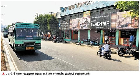 புதுச்சேரியில் நெடுஞ்சாலையோரம் அதிக மதுக்கடைகள்: கணக்கெடுக்கத் தொடங்கியது கலால் துறை