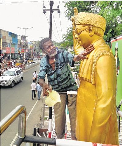 எம்ஜிஆர் சிலையை பராமரிக்கும் திண்டுக்கல் தொழிலாளி﻿