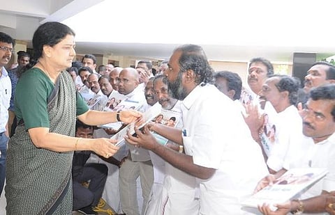 சசிகலா விரைவில் முதல்வராவார்﻿: ஜெ. நினைவிடத்தில் அஞ்சலி செலுத்திய அமைச்சர்கள் நம்பிக்கை﻿