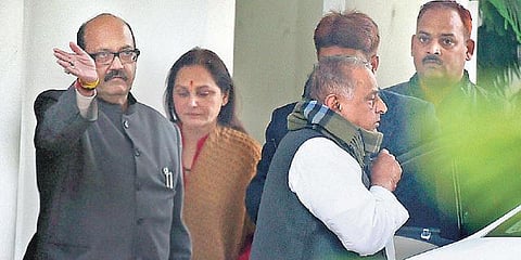 உ.பி.யில் ஆளும் சமாஜ்வாதி கட்சியில் பிளவு﻿: சைக்கிள் சின்னத்துக்கு போட்டா போட்டி﻿- தலைமை தேர்தல் ஆணையத்தில் முலாயம் மனு﻿