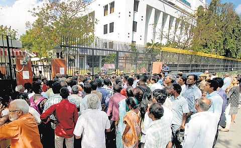 பழைய ரூ.500, 1000 நோட்டுகளை மாற்றித் தராததால் ரிசர்வ் வங்கி முற்றுகை