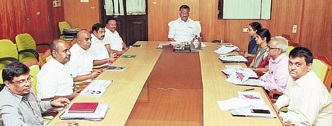 தமிழகம் முழுவதும் வறட்சி பாதிப்பு: விவசாயிகள் துயர் துடைக்க 15 சலுகைகளை அறிவித்தார் முதல்வர் ஓபிஎஸ்