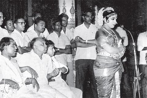 என்னருமை தோழி..! - 9: வைராக்கியத்துக்கு சோதனை!