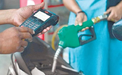 பெட்ரோல் நிரப்பும் இடத்துக்கு அருகில் ஸ்வைப் இயந்திரங்கள் பயன்பாட்டால் தீ விபத்து ஏற்படும் அபாயம்: எச்சரிக்கையை கண்டுகொள்ளுமா மத்திய அரசு?