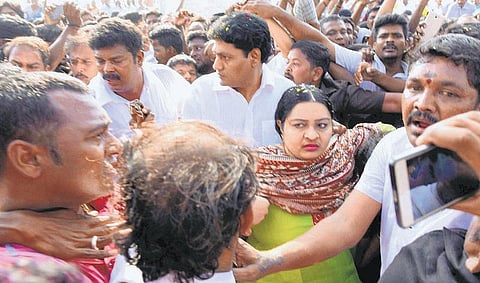 எம்.ஜி.ஆர். நினைவிடத்தில் தீபா மலர் தூவி மரியாதை