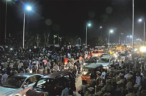 போராட்டக்காரர்களின் நாகரிகமான நடவடிக்கை: போலீஸார் பாராட்டு