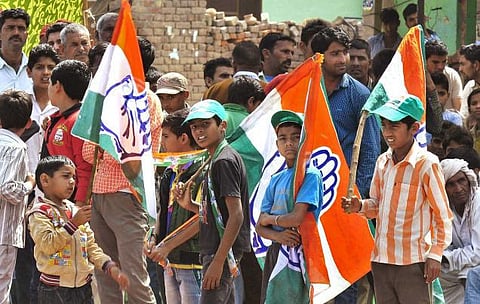 கை சின்னத்தை முடக்கக்கோரி பாஜக மனு﻿