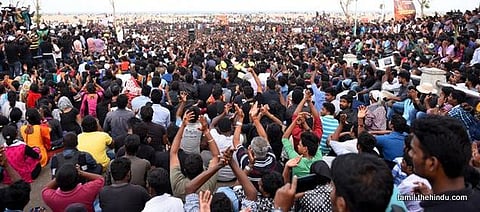 ஜல்லிக்கட்டுக்கு அனுமதி கோரி 4 லட்சத்துக்கும் மேற்பட்டோர் மெரினாவில் போராட்டம்