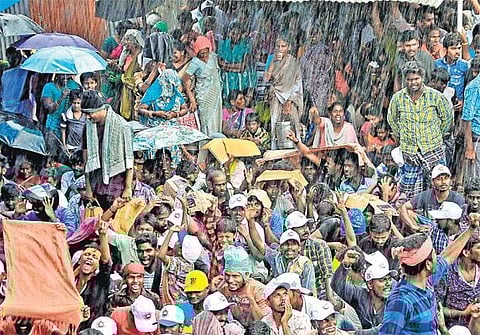 அலங்காநல்லூரில் அடைமழையிலும் கலையாத கூட்டத்தால் பதற்றம்