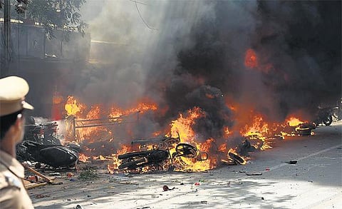 சென்னையில் காவல் நிலையம், வாகனங்களுக்கு தீ வைப்பு﻿: வெடித்தது வன்முறை; முடிந்தது போராட்டம்﻿