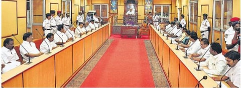 டுவிட்டரில் அரசியல் செய்யும் ஆளுநரை வெளியேற்ற வேண்டும்: புதுவை பேரவையில் உறுப்பினர்கள் குற்றச்சாட்டு﻿﻿