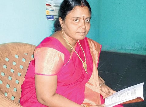 வானவில் பெண்கள்: ஓலைச் சுவடி படிக்கும் ஒரே பெண்!