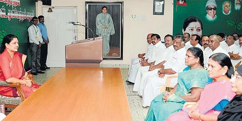 அதிமுக பொதுச் செயலாளர் சசிகலா தலைமையில் எம்.எல்.ஏ.க்கள், எம்.பி.க்கள் ஆலோசனைக் கூட்டம்