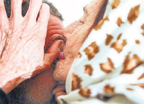 உலக மசாலா: நாக்கால் கண்களைச் சுத்தம் செய்யும் பெண்மணி!﻿