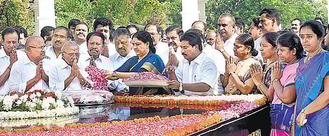 48-வது நினைவு தினத்தை முன்னிட்டு﻿﻿ அண்ணா சமாதியில் ஓபிஎஸ், சசிகலா, ஸ்டாலின் அஞ்சலி﻿﻿