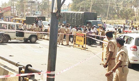 பெங்களூருவில் அதிர்ச்சி சம்பவம்﻿: பட்டப்பகலில் காங். பிரமுகர் மீது மர்ம நபர்கள் துப்பாக்கிச் சூடு